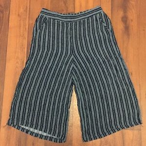 Sadie & sage high waisted wide leg capris.